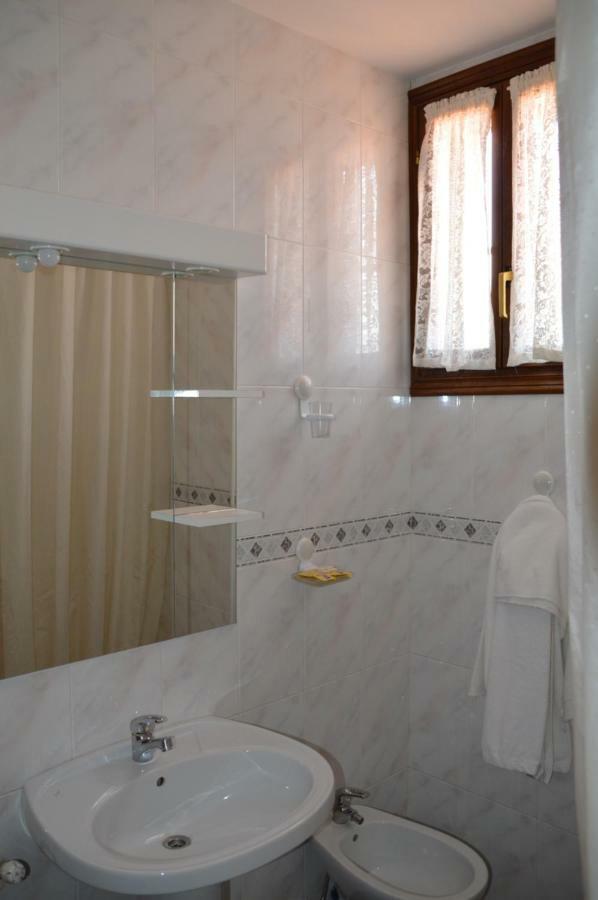 Labella - Hostal Rural Restaurante La Calahorra Luaran gambar